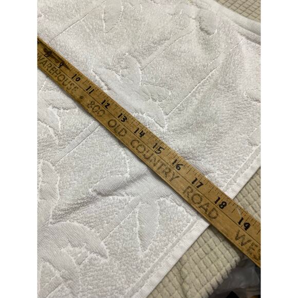 Lilly Pulitzer White Cotton hand towel 17x30 Palm tree embossed - Picture 5 of 10